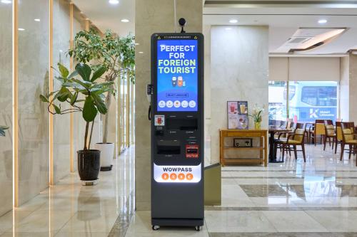 a vending machine in a lobby with a restaurant at Summit Hotel Seoul Dongdaemun in Seoul
