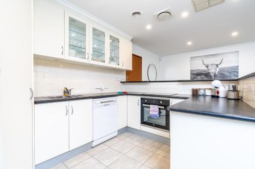 Φωτογραφία από το άλμπουμ του Spacious 2BR Home in Tranquil Leafy Neighborhood - Hosted by CanStay στην Καμπέρα