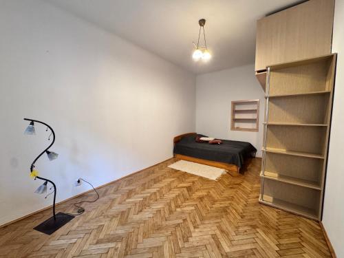 ein Schlafzimmer mit einem Bett und einem Schrank in der Unterkunft Niecała Twelve - Old Town Hideaway in Lublin