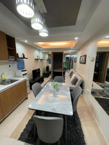 uma cozinha e sala de estar com mesa e cadeiras em Antel Spa Residences 1908 em Manilla