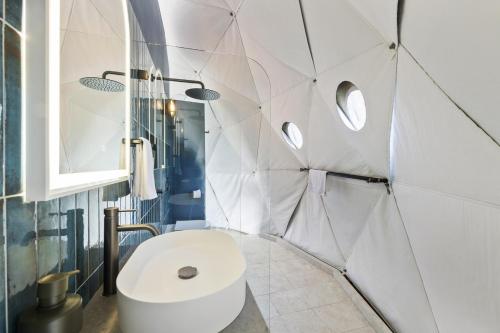 Bilik mandi di Cicada Luxury Camping