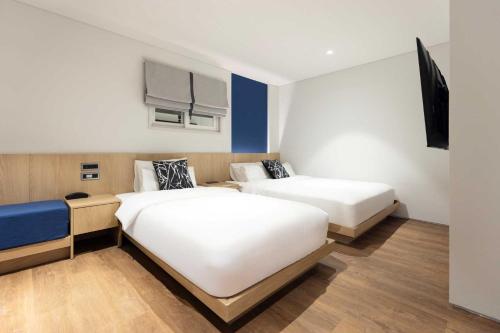 a hotel room with two beds and a tv at Ondo Hotel and Spa Jongno by Aank in Seoul