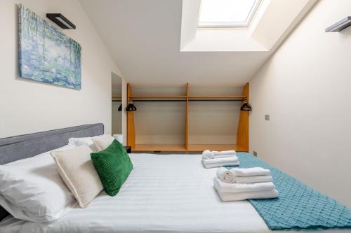 Luxury Elegant Penthouse 3 Bedrooms, 2 Bathrooms