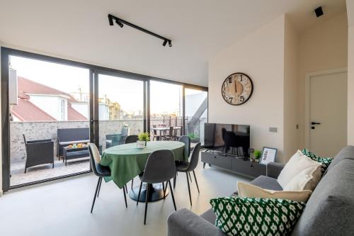 Luxury Elegant Penthouse 3 Bedrooms, 2 Bathrooms
