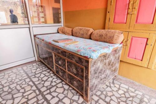 马图拉Mathura Hotel Laxmi Bhawan Dharamshala Near Dwarkadhish Temple & Saryu River -Fully Air Conditioning -Free Wi-Fi -Restaurant -Parking -Room Service -Best Hotel In Mathura的放在建筑物顶上的旧床垫