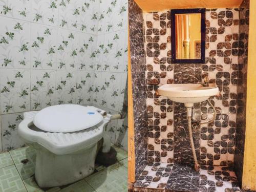 马图拉Mathura Hotel Laxmi Bhawan Dharamshala Near Dwarkadhish Temple & Saryu River -Fully Air Conditioning -Free Wi-Fi -Restaurant -Parking -Room Service -Best Hotel In Mathura的带马桶和水槽的浴室