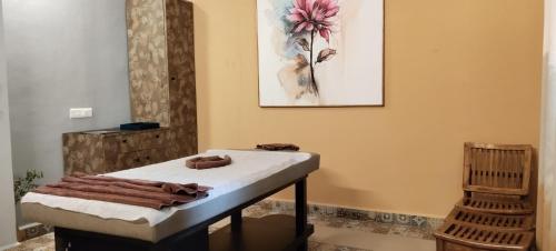 a room with a table with towels on it at Tathastu Kanha in Kānha