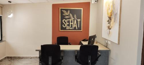 an office with a desk with chairs and a picture on the wall at Tathastu Kanha in Kānha