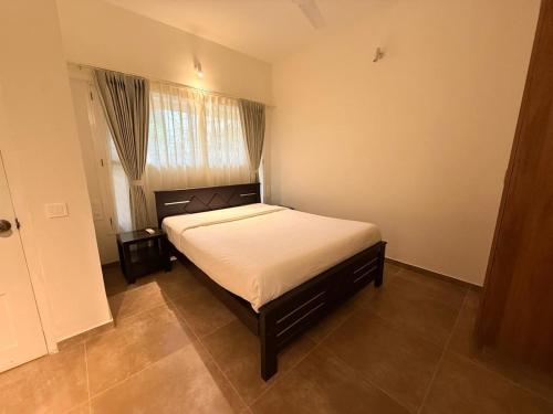 a bedroom with a large bed in a room at Hibiscus By Tara Suites in Jāmb