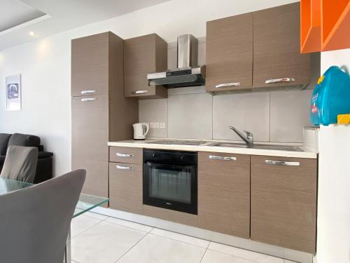 Η κουζίνα ή μικρή κουζίνα στο Central Paceville Apartment