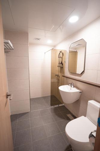 une salle de bains avec lavabo, toilettes et miroir dans l'établissement Seaore Resort, à Seogwipo