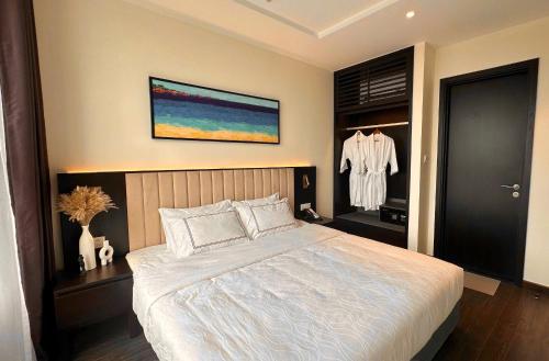 Hạ Long Sapphire Premium في ها لونغ: غرفة نوم بسرير كبير وخزانة