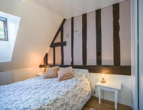 ein Schlafzimmer mit einem Bett und zwei Nachttischen in der Unterkunft Les Grisettes -Charme et Histoire -Prox Cathédrale in Troyes