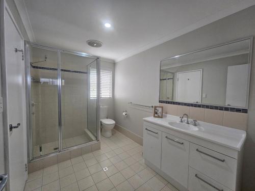 ein Badezimmer mit Dusche und Waschbecken in der Unterkunft Coopers Inn in Walpole