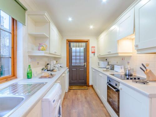 Dapur atau dapur kecil di 2 Bed in Newton-by-the-Sea 80481