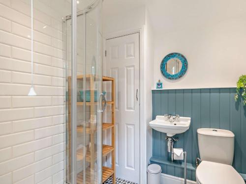 un baño con ducha y lavabo en 4 Bed in Tenby FB193, en Tenby