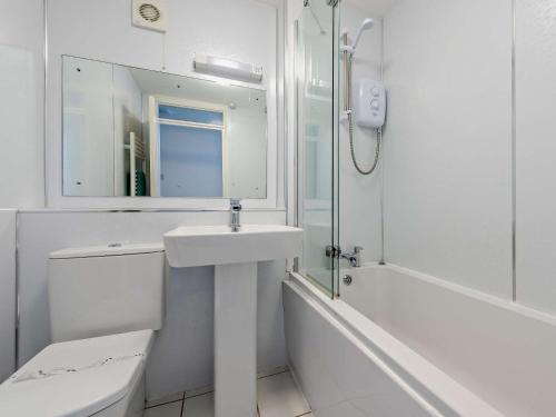 a bathroom with a sink and a toilet and a mirror at 2 bed in Woolacombe BKERS in Woolacombe