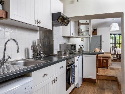 Η κουζίνα ή μικρή κουζίνα στο 2 bed in Talybont-On-Usk BN016