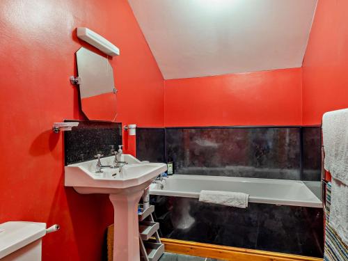 Koupelna v ubytování 1 Bed in Combs PK674
