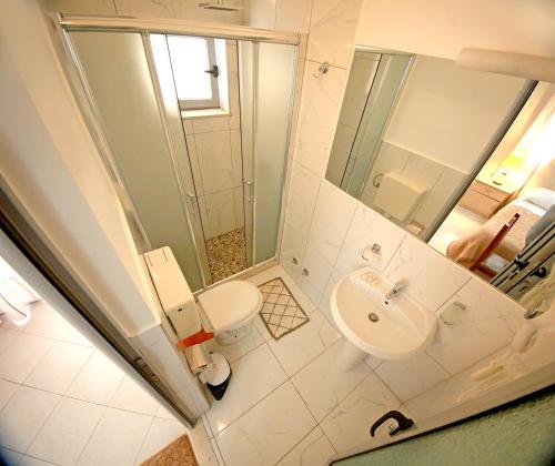 Ένα μπάνιο στο Hotel Nika