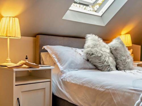 a bedroom with a bed with white sheets and pillows at 1 Bed in Christchurch 54901 in Ringwood