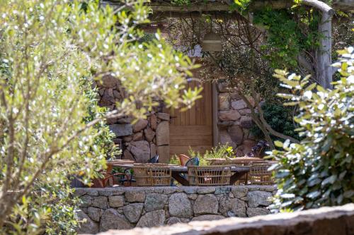 Сад в Domaine Pozzo di Mastri hôtel & spa