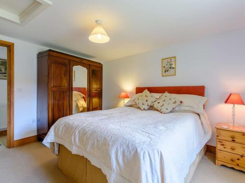 Postel nebo postele na pokoji v ubytování 2 Bed in Kinnerton CHL34