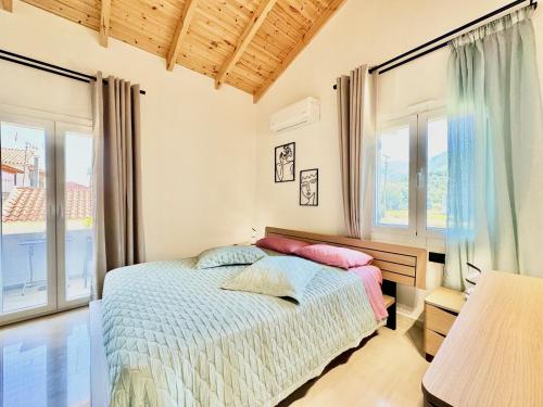 Giường trong phòng chung tại Acharavi Central Apartment