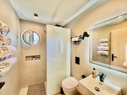 Phòng tắm tại Acharavi Central Apartment