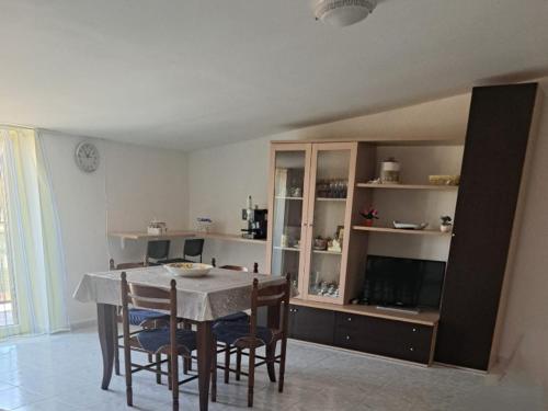 eine Küche mit Tisch und Stühlen in einem Zimmer in der Unterkunft Appartamento Marina di Pisticci-Marconia in Marconia