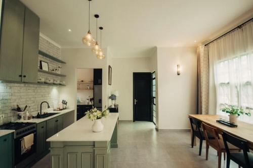eine Küche mit Tisch und Arbeitsplatte in der Unterkunft Garden Villa by Wedelia Homes in Tengeru