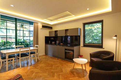 Η κουζίνα ή μικρή κουζίνα στο Charming Little Brick House in Tbilisi - By Wehost