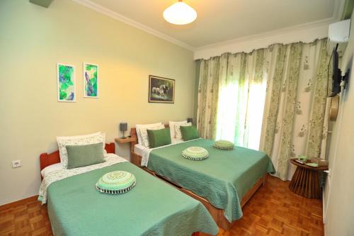 une chambre avec deux lits et une fenêtre dans l'établissement Mama΄s home, à Kavala