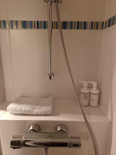 La salle de bains est pourvue d'un lavabo et d'une serviette sur une étagère. dans l'établissement Appartement à Orléans au calme avec parking gratuit, balcon et ascenseur, à Orléans