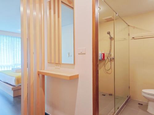 un baño con ducha y WC en Residence One, en Bangkok