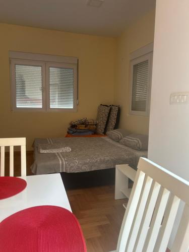Una cama o camas en una habitación de Tara