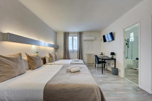 Postel nebo postele na pokoji v ubytování Logis Hôtel La Bastide d'Entraigues