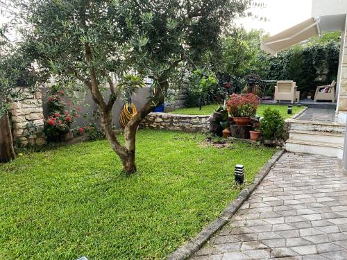 Ostria 2 tesisinin dışında bir bahçe