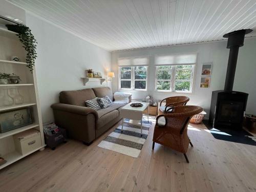 Ruang duduk di Idyllic Cottage On North Langeland