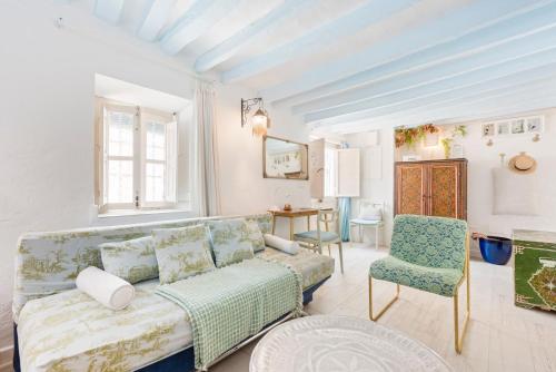 a living room with a couch and a chair at Casa Bonita Residencia in Alcaucín