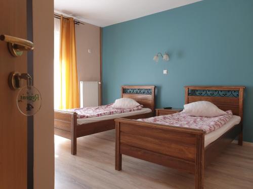 une chambre avec deux lits et une fenêtre dans l'établissement Free Parking Pension, à Oradea