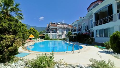 een zwembad voor sommige gebouwen bij Baba View Apart in Fethiye