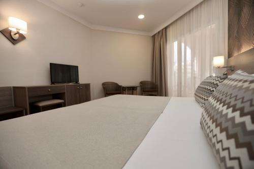 a hotel room with a bed and a television at Hotel Puerto Palace in Puerto de la Cruz