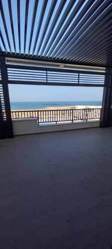 ein Blick auf ein Gebäude mit einem großen Fenster in der Unterkunft The grand in Baku