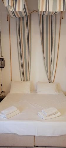Una cama o camas en una habitación de Sea Front Blue
