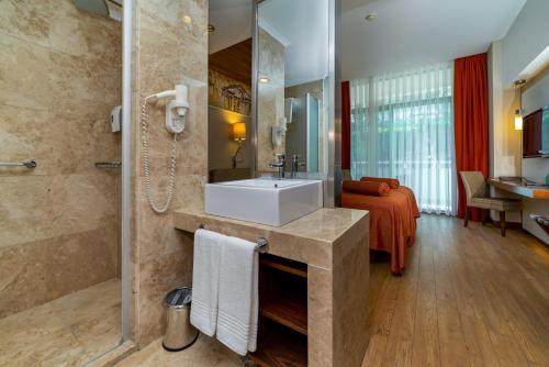 Bilik mandi di Commodore Elite Suites & Spa -Adult Only-Ultra All Inclusive