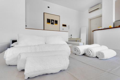 una camera con due letti con asciugamani bianchi sul pavimento di Navigli - Porta Ticinese - Luminoso monolocale a Milano