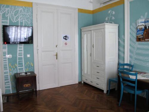 TV in/ali zabaviščno središče v nastanitvi Centar Guesthouse
