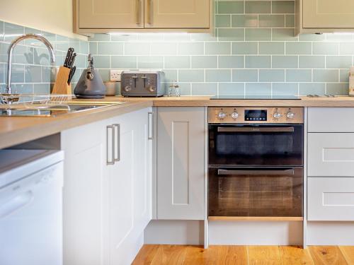 Kuchyň nebo kuchyňský kout v ubytování 1 Bed in Ludlow 94662