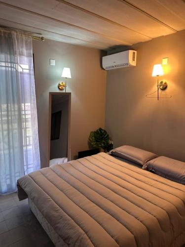 Postel nebo postele na pokoji v ubytování Mavrommati luxury residence no2